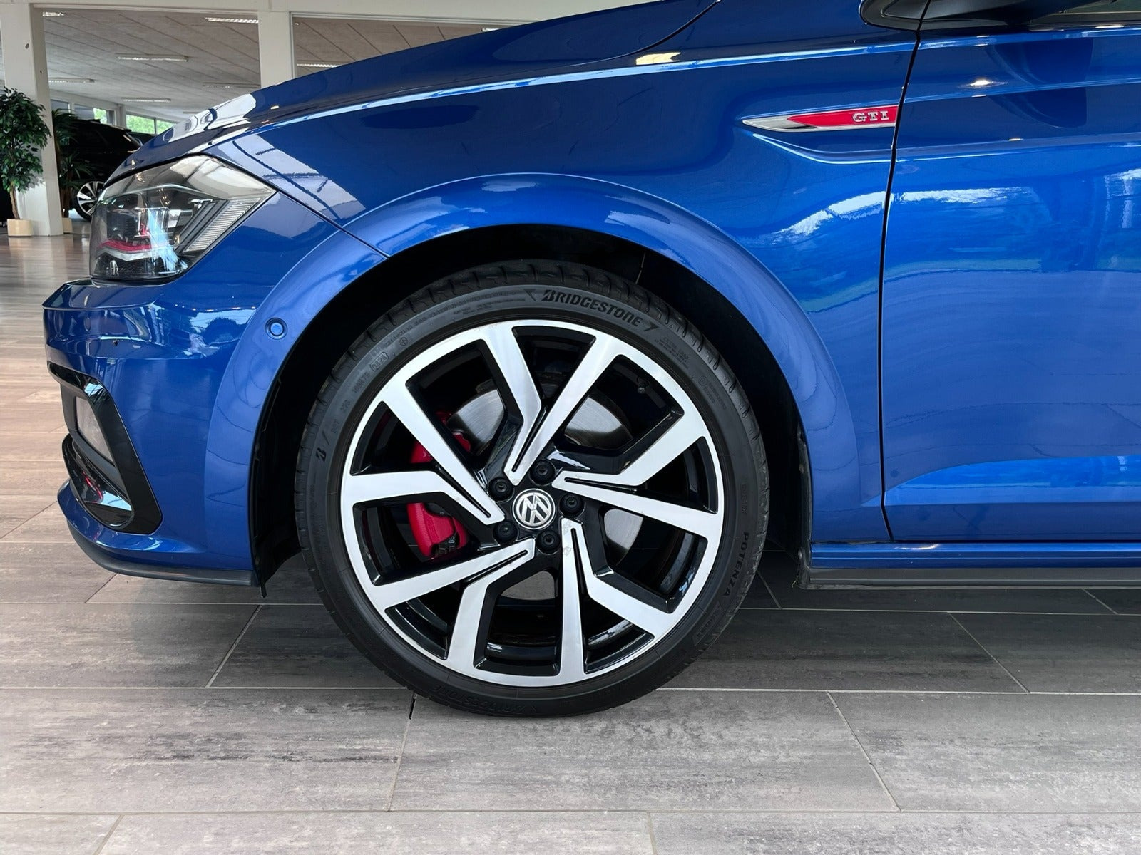 Blå VW Polo fra 2019