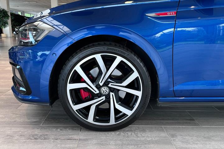 Blå VW Polo fra 2019