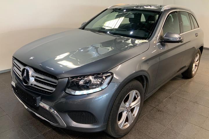 Grå Mercedes GLC250 fra 2016 set udefra