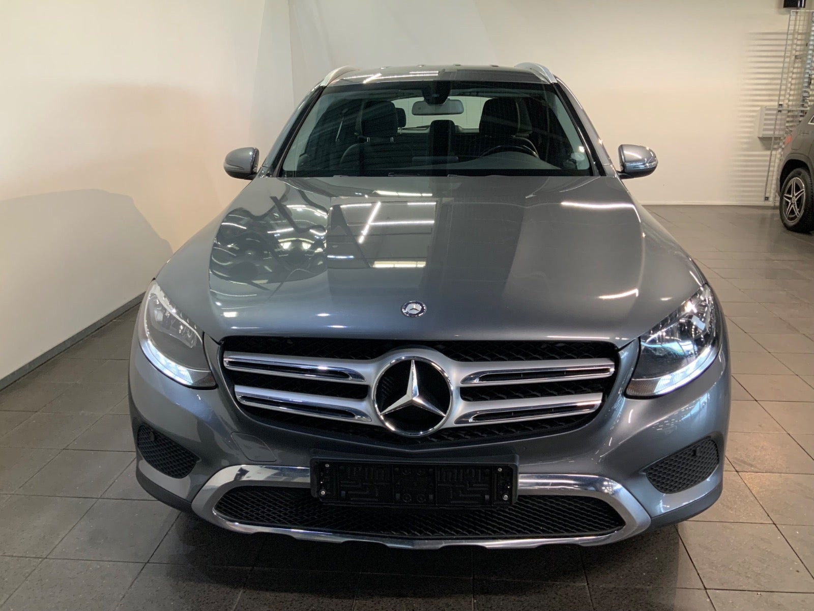 Grå Mercedes GLC250 fra 2016