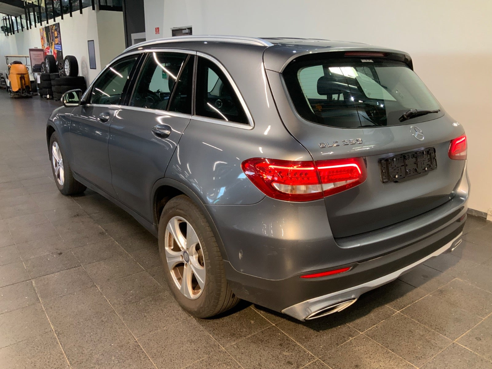 Grå Mercedes GLC250 fra 2016