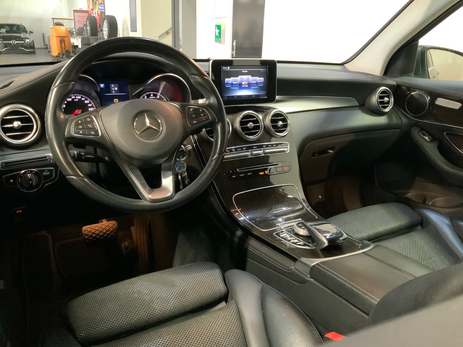 Grå Mercedes GLC250 fra 2016