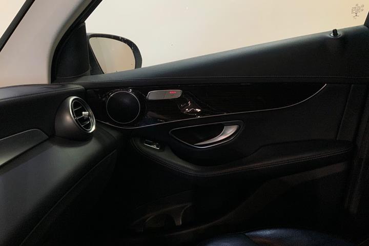 Grå Mercedes GLC250 fra 2016
