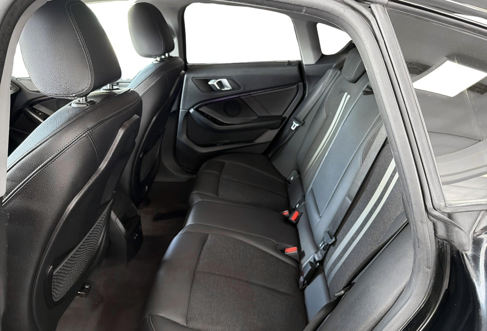 Sort BMW 218i fra 2022