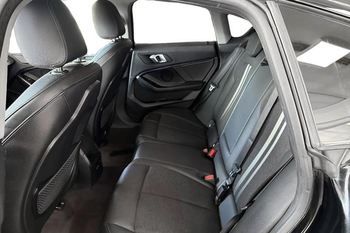 Sort BMW 218i fra 2022