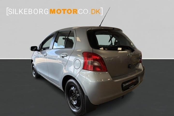 Blå Toyota Yaris fra 2007