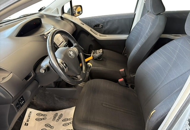 Blå Toyota Yaris fra 2007