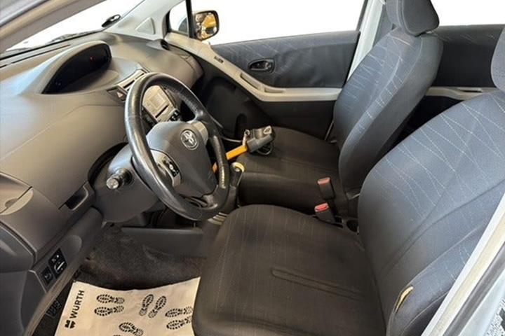 Blå Toyota Yaris fra 2007
