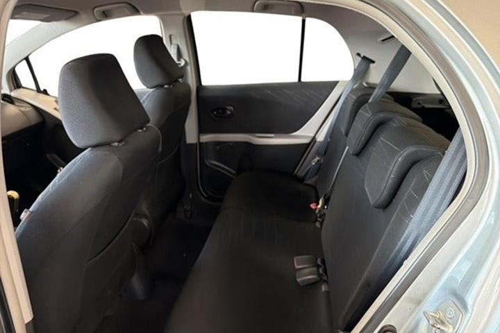 Blå Toyota Yaris fra 2007