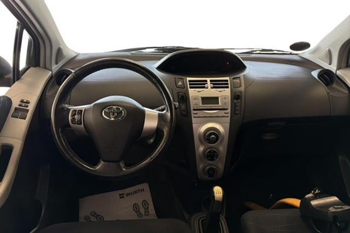 Blå Toyota Yaris fra 2007
