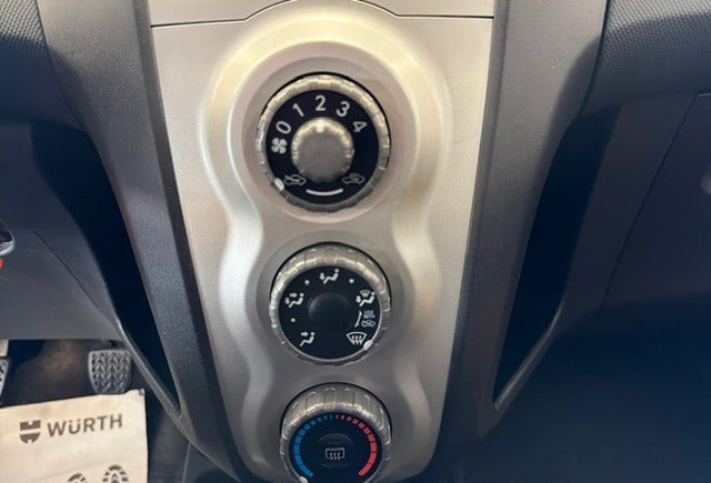 Blå Toyota Yaris fra 2007