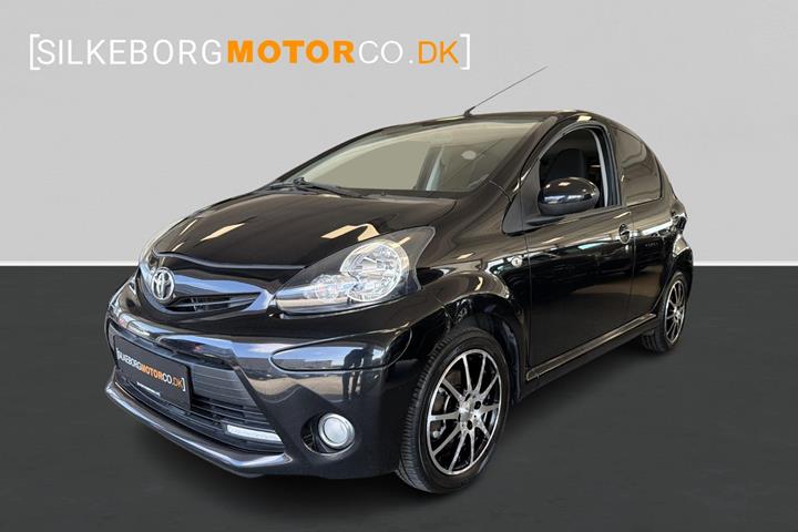 Sort Toyota Aygo fra 2012 set udefra
