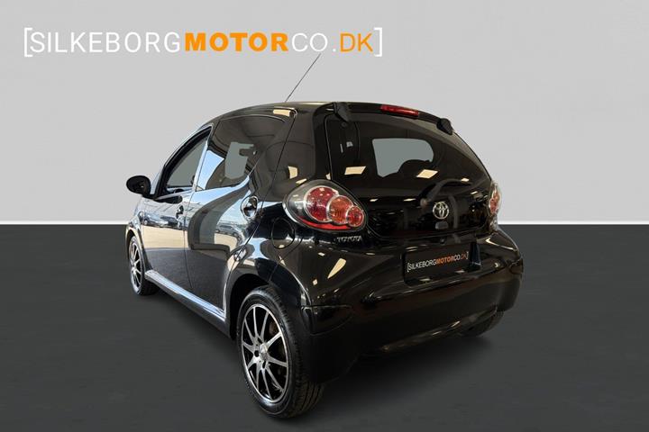 Sort Toyota Aygo fra 2012
