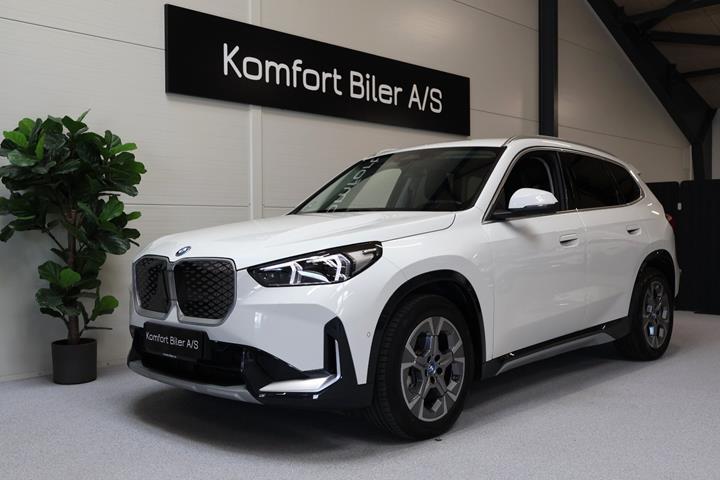 Hvid BMW iX1 fra 2025