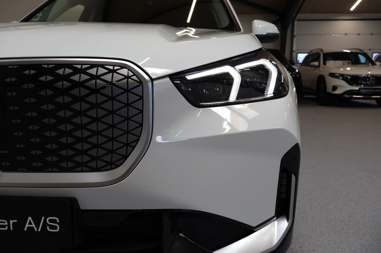 Hvid BMW iX1 fra 2025
