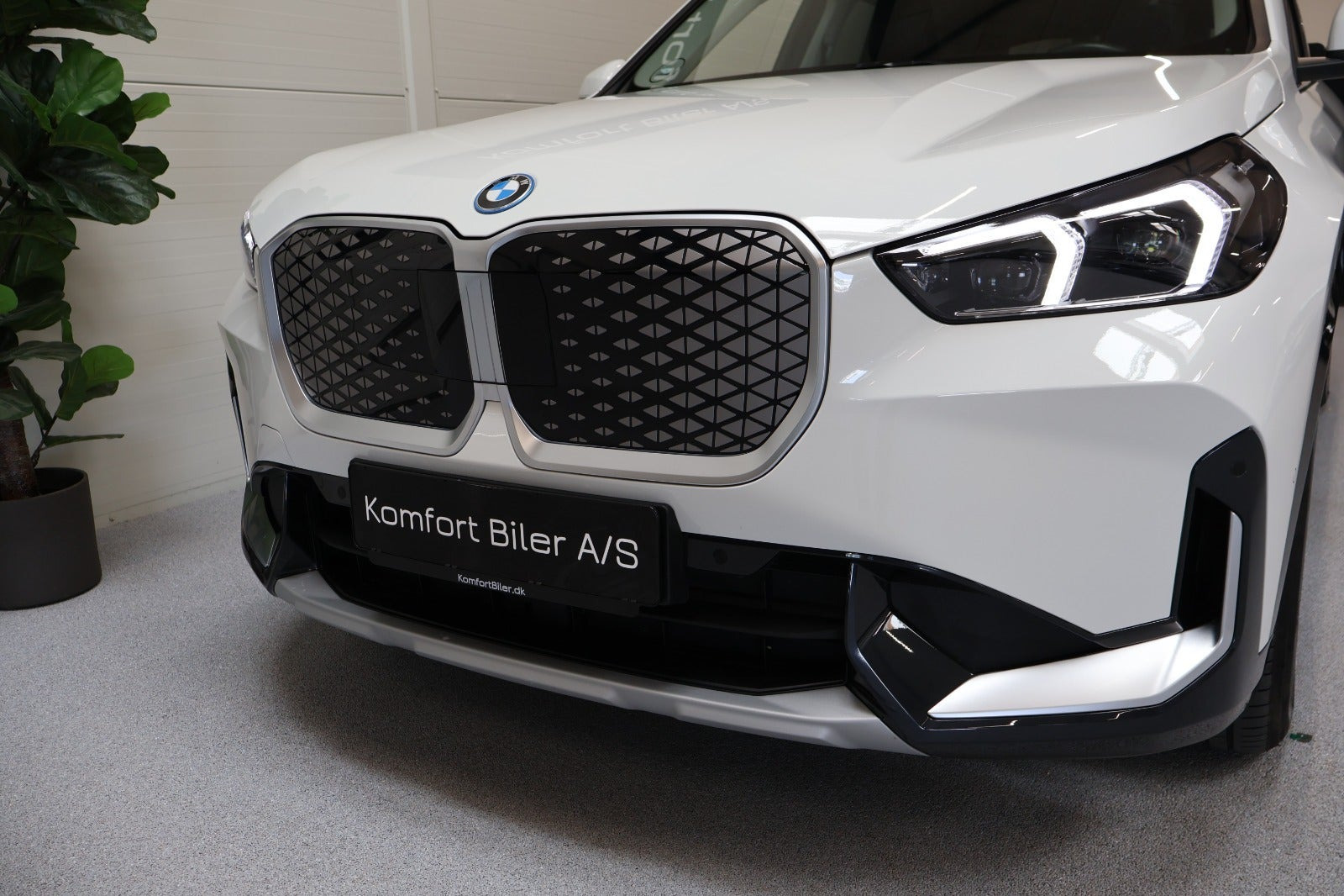 Hvid BMW iX1 fra 2025