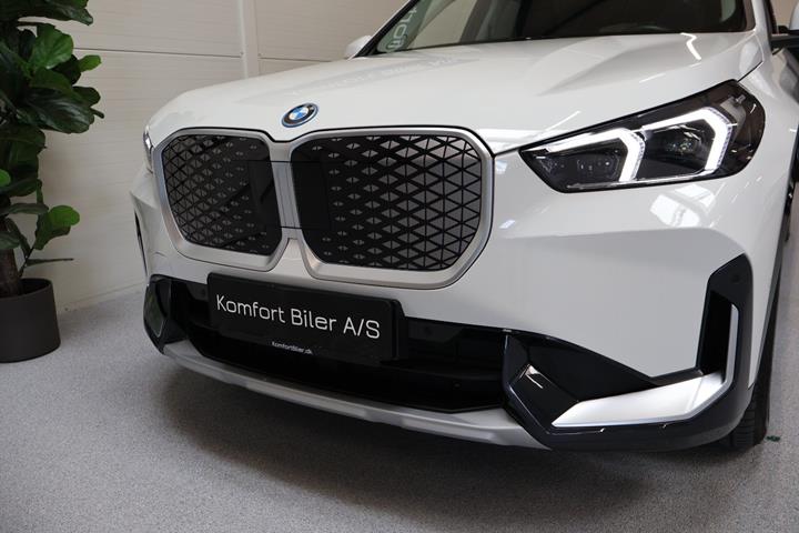 Hvid BMW iX1 fra 2025