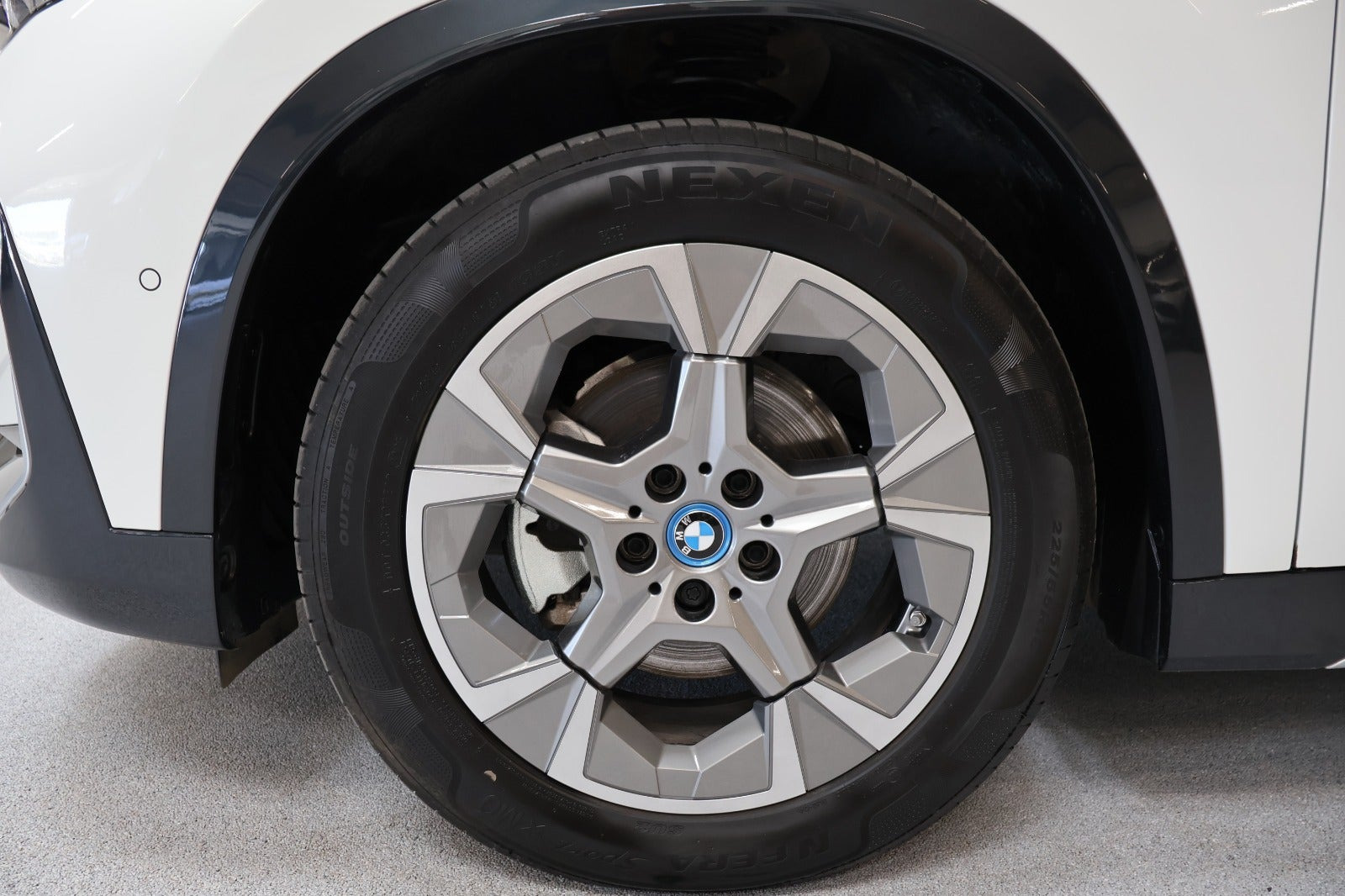 Hvid BMW iX1 fra 2025