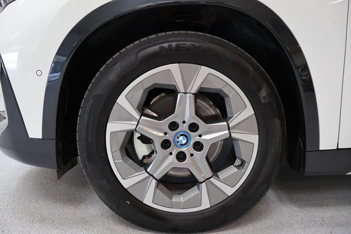 Hvid BMW iX1 fra 2025