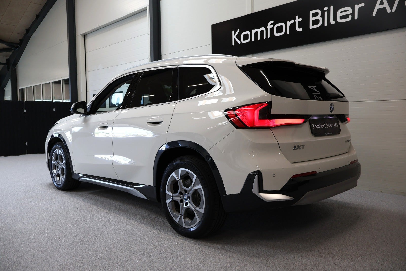 Hvid BMW iX1 fra 2025