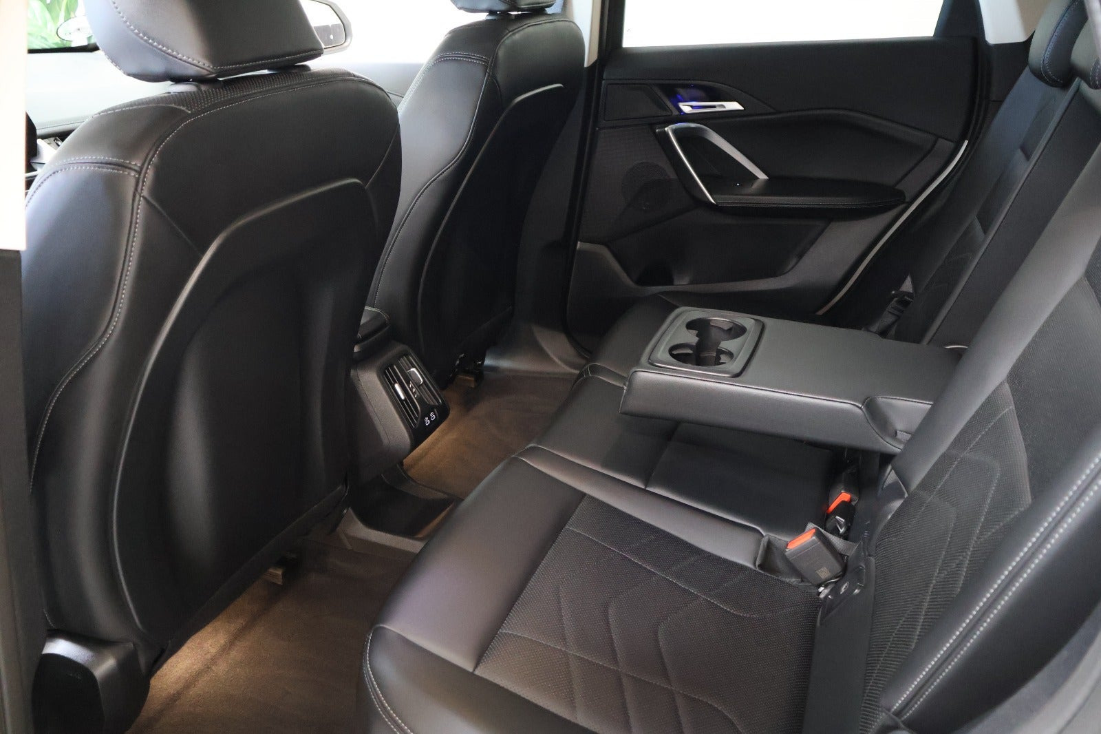 Hvid BMW iX1 fra 2025
