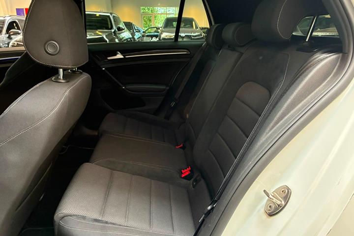 Hvid VW Golf VII fra 2018