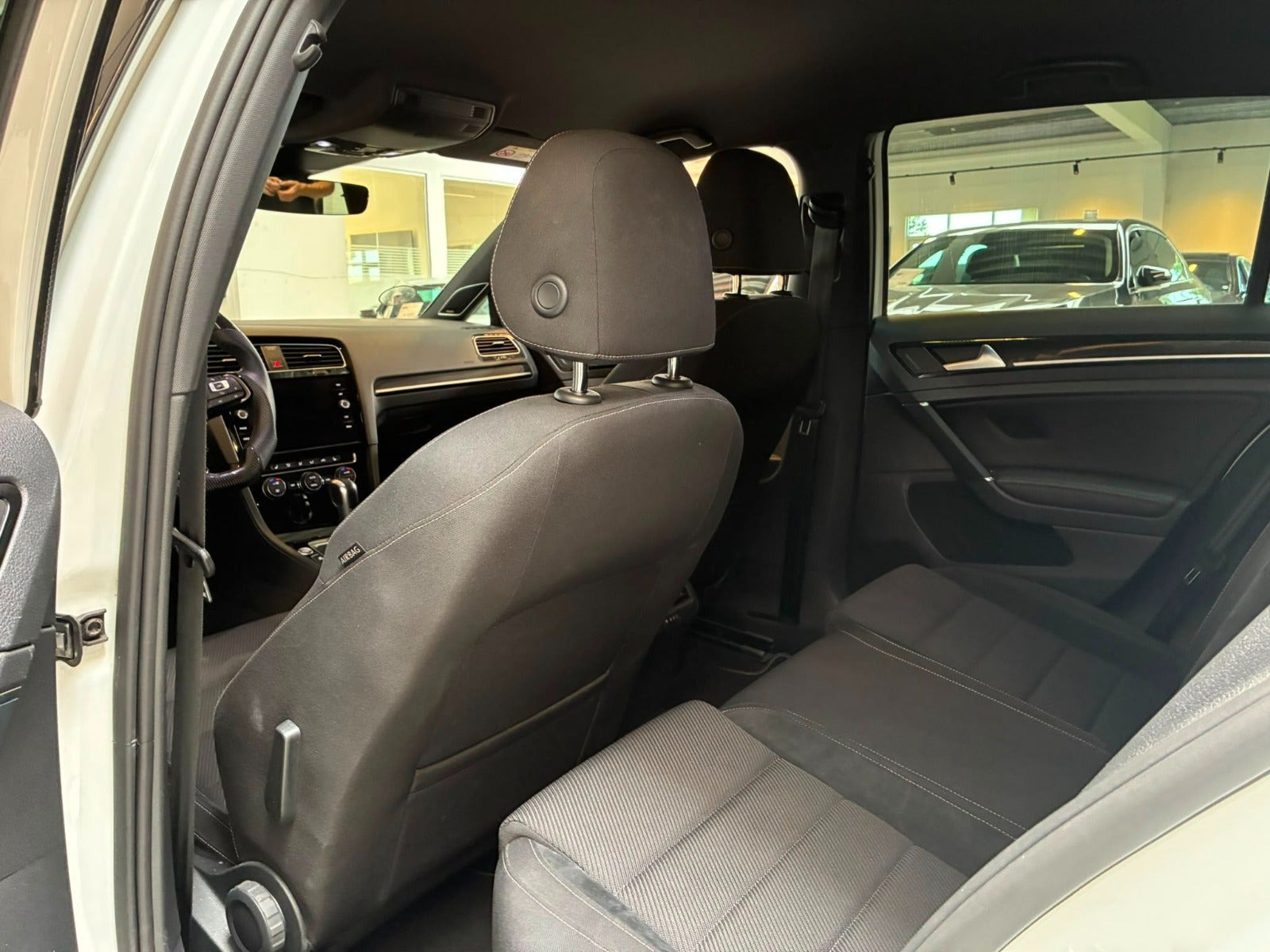 Hvid VW Golf VII fra 2018