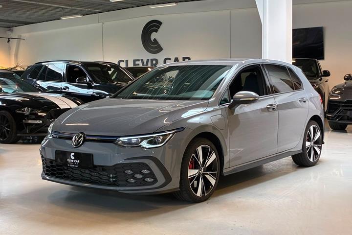 Grå VW Golf VIII fra 2020