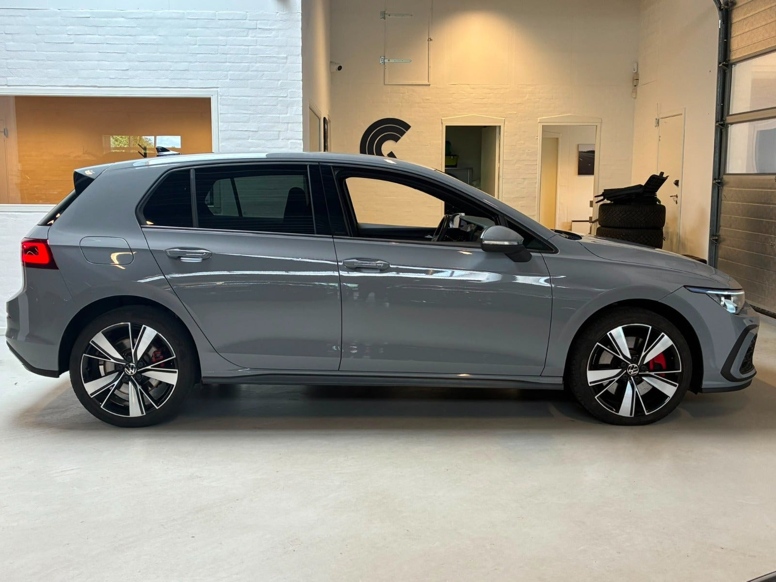 Grå VW Golf VIII fra 2020