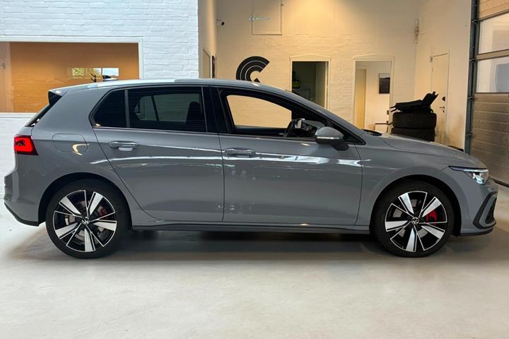 Grå VW Golf VIII fra 2020