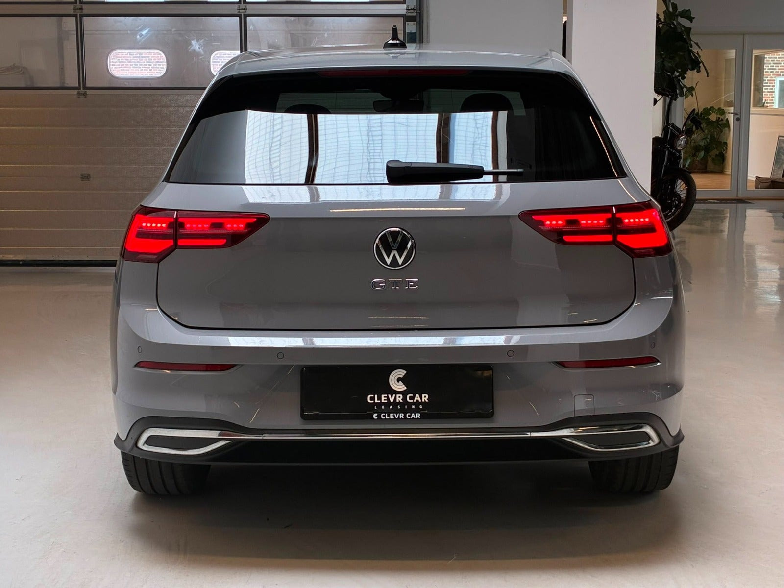Grå VW Golf VIII fra 2020