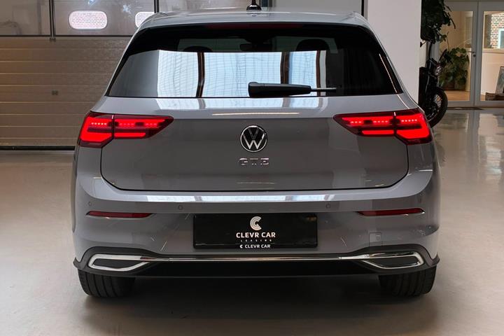 Grå VW Golf VIII fra 2020