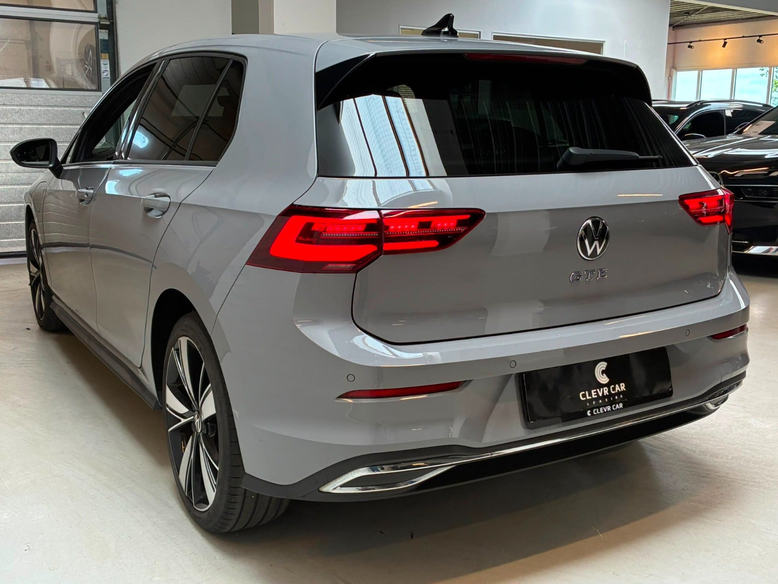 Grå VW Golf VIII fra 2020