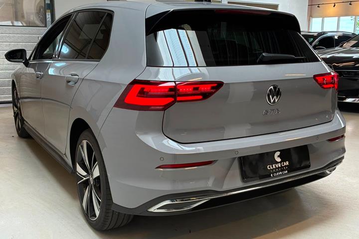 Grå VW Golf VIII fra 2020