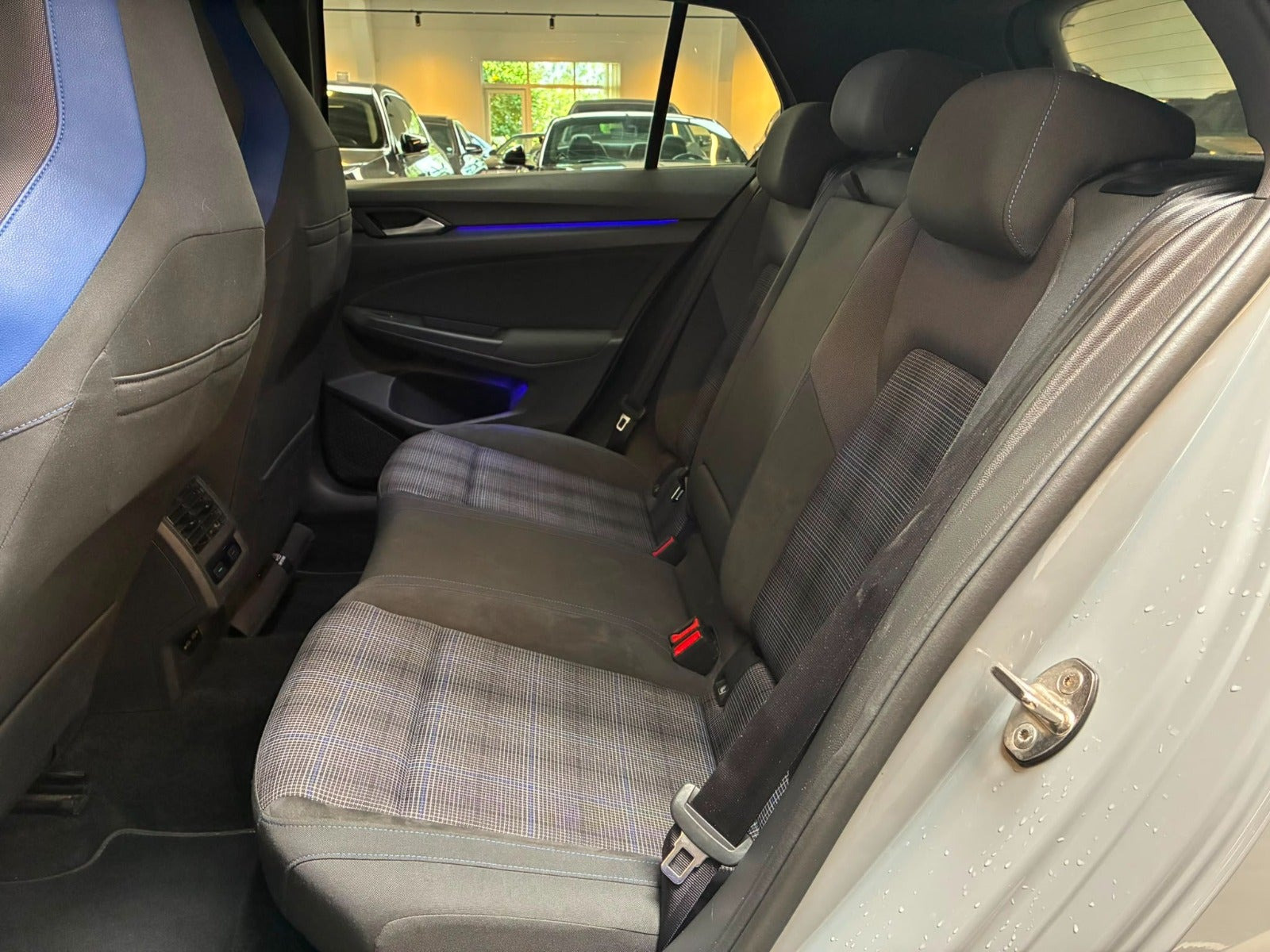 Grå VW Golf VIII fra 2020