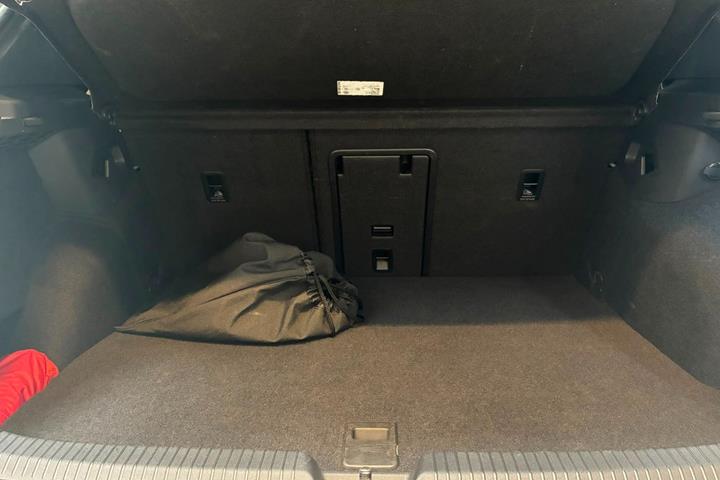 Grå VW Golf VIII fra 2020