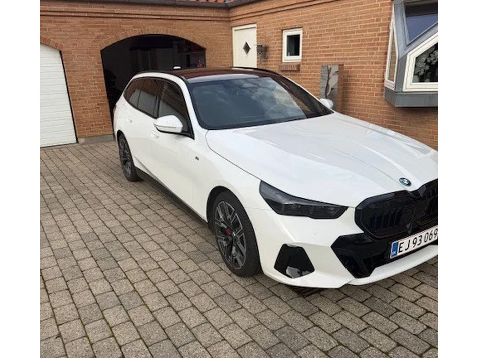 Hvid BMW i5 fra 2025