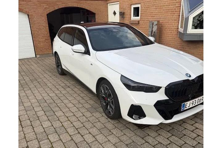 Hvid BMW i5 fra 2025