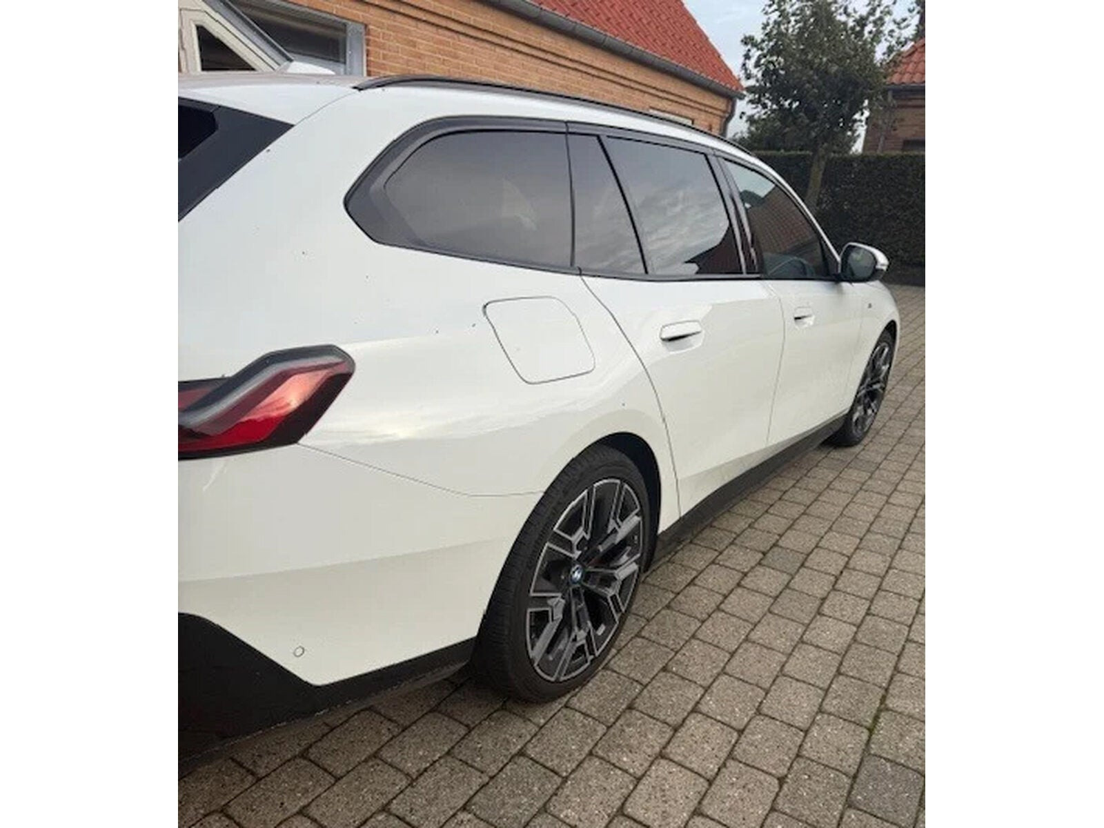 Hvid BMW i5 fra 2025