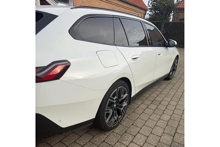 Hvid BMW i5 fra 2025