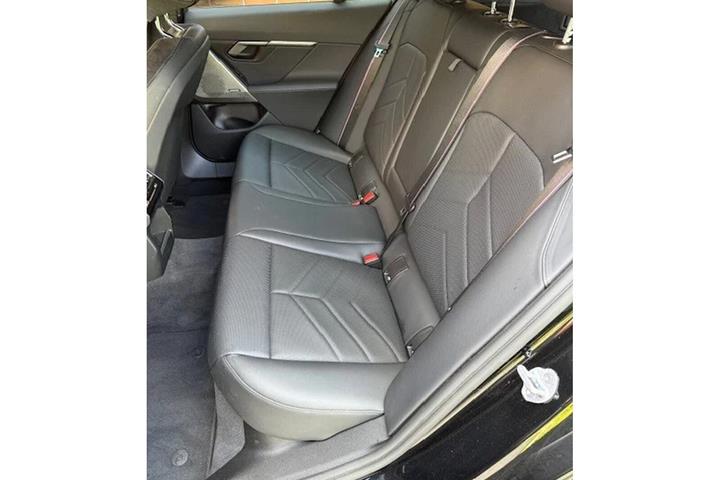 Hvid BMW i5 fra 2025
