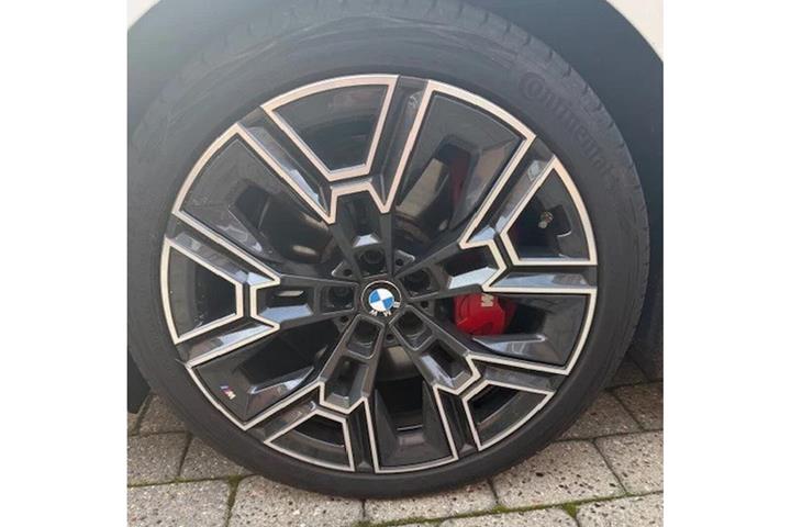 Hvid BMW i5 fra 2025