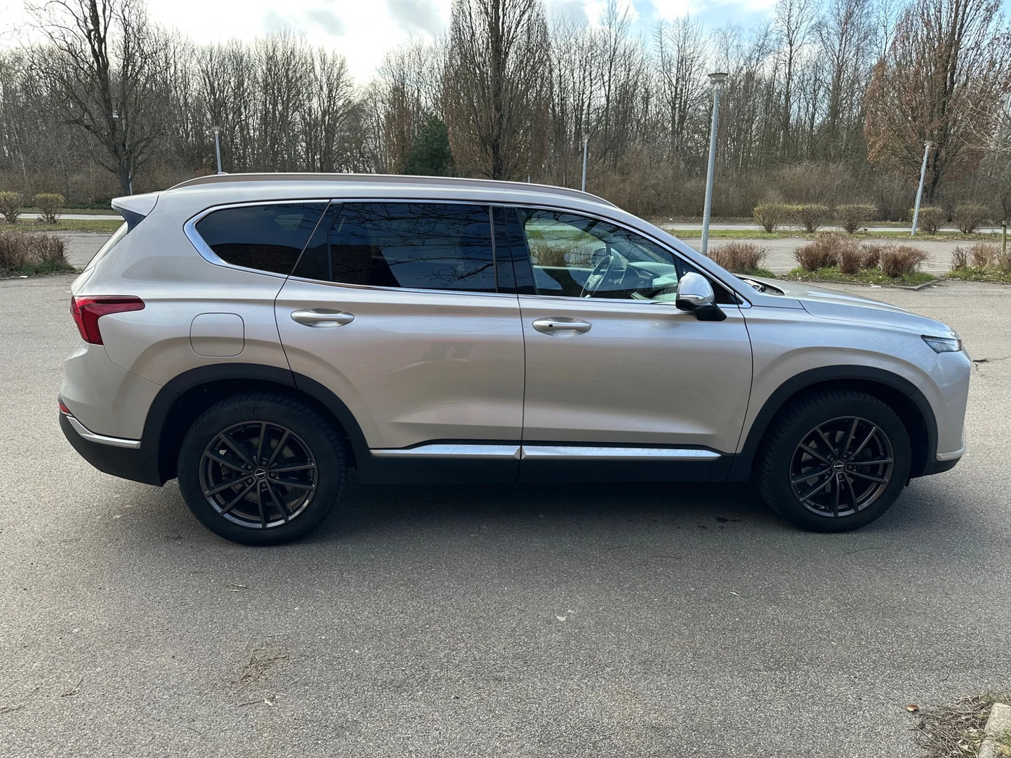 Grå Hyundai Santa Fe fra 2021