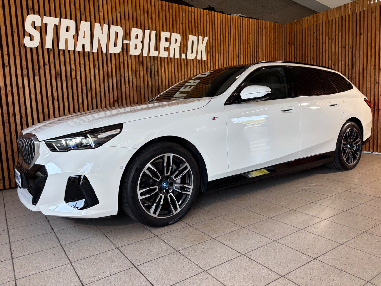 Hvid BMW i5 fra 2025