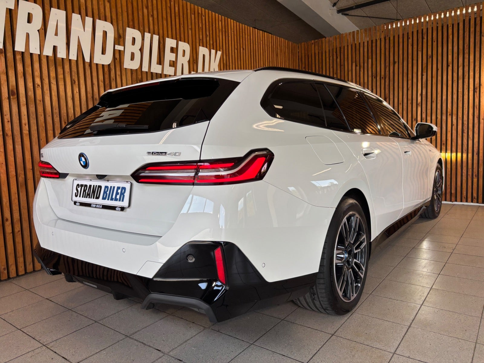 Hvid BMW i5 fra 2025