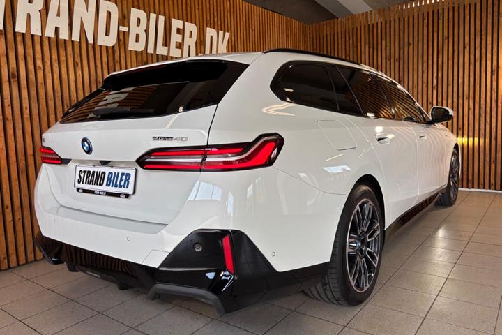 Hvid BMW i5 fra 2025