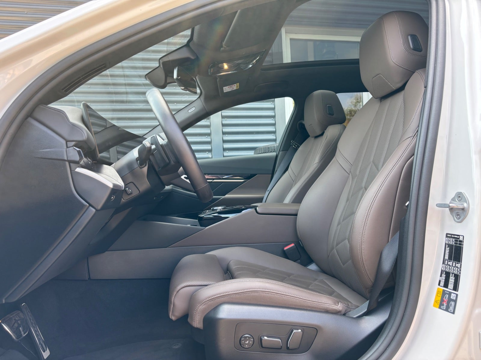 Hvid BMW i5 fra 2025