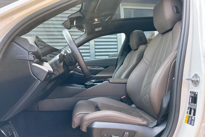 Hvid BMW i5 fra 2025