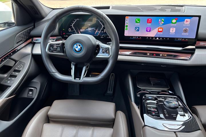 Hvid BMW i5 fra 2025