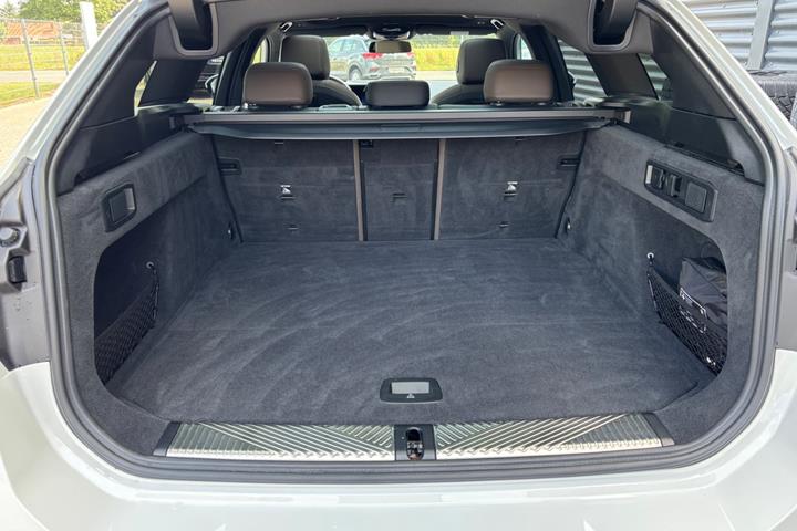 Hvid BMW i5 fra 2025